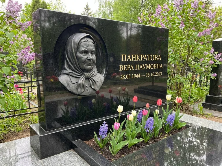 Памятник с барельефом — выполненная работа 26 в Салехарде