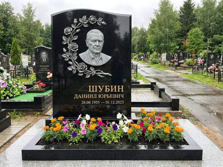 Памятник с барельефом — выполненная работа 34 в Салехарде