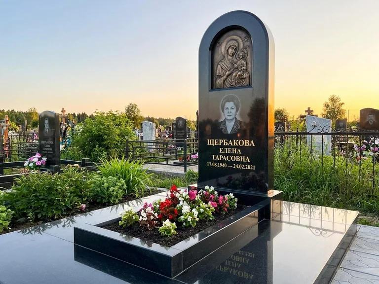 Памятник с барельефом — выполненная работа 35 в Салехарде