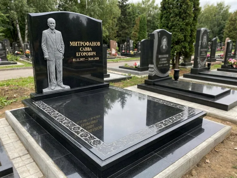 Памятник с барельефом — выполненная работа 48 в Салехарде