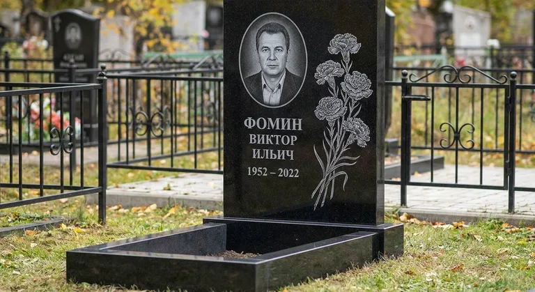 Памятник с гравировкой гвоздик — выполненная работа «Фомин» в Салехарде