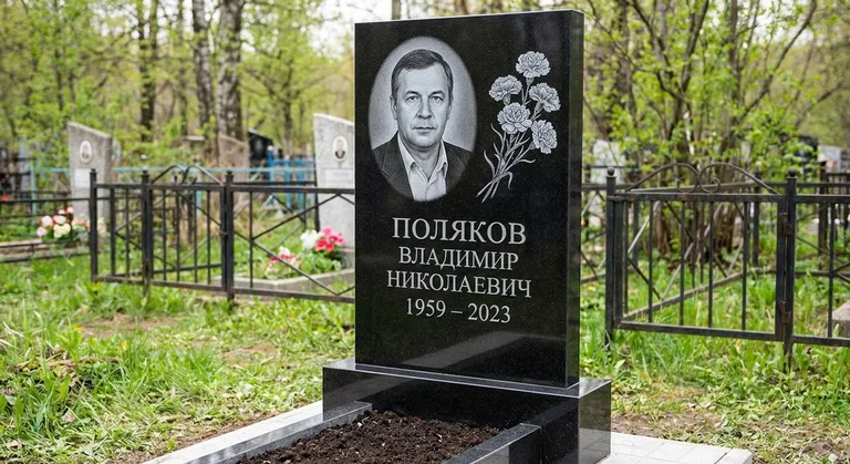 Памятник с гравировкой гвоздик — выполненная работа «Поляков» в Салехарде