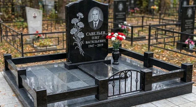 Памятник с гравировкой гвоздик — выполненная работа «Савельев» в Салехарде