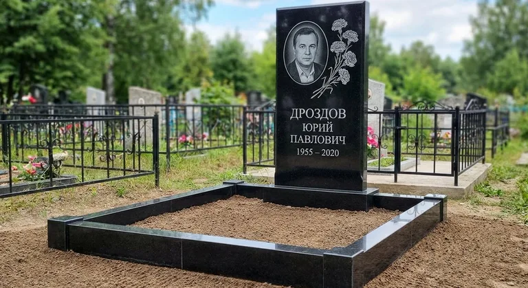 Памятник с гравировкой гвоздик — выполненная работа «Дроздов» в Салехарде
