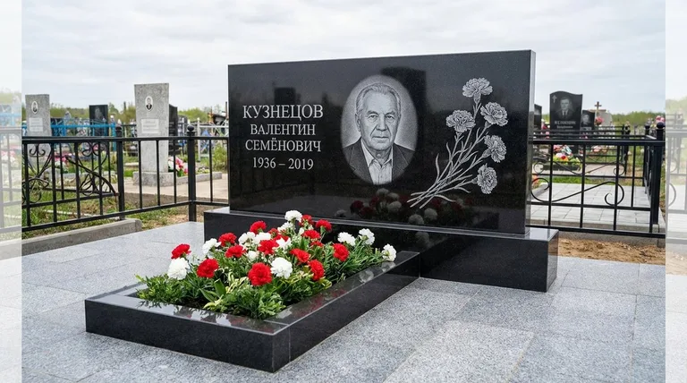 Памятник с гравировкой гвоздик — выполненная работа «Кузнецов» в Салехарде