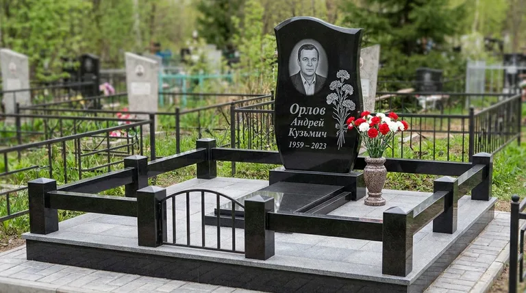 Памятник с гравировкой гвоздик — выполненная работа «Орлов» в Салехарде