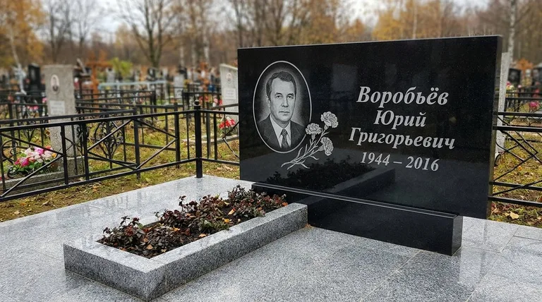 Памятник с гравировкой гвоздик — выполненная работа «Воробьёв» в Салехарде