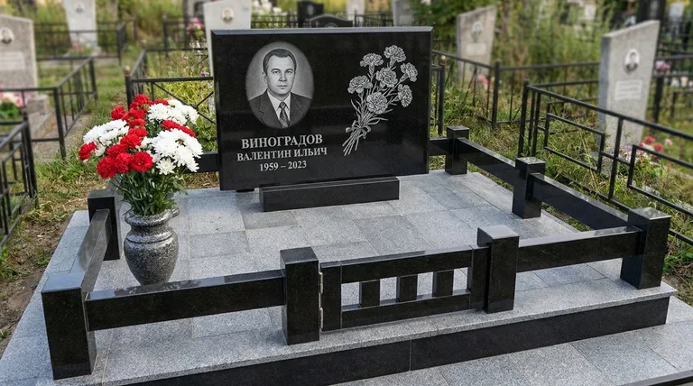 Памятник с гравировкой гвоздик — выполненная работа «Виноградов» в Салехарде