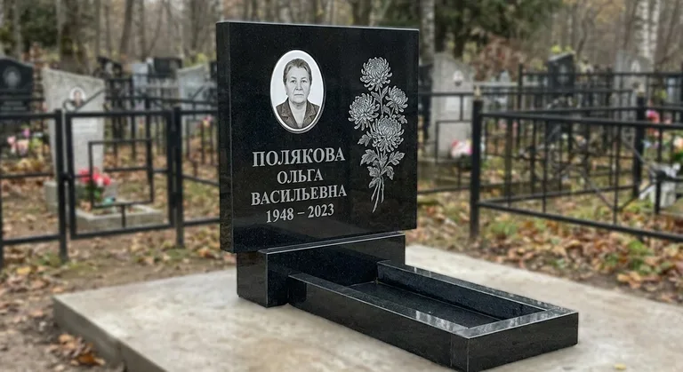 Памятник с гравировкой хризантем — выполненная работа «Полякова» в Салехарде