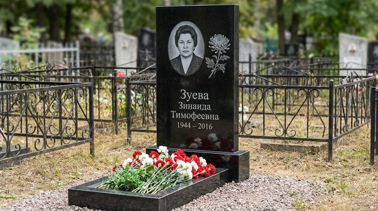 Памятник с гравировкой хризантем — выполненная работа «Зуева» в Салехарде