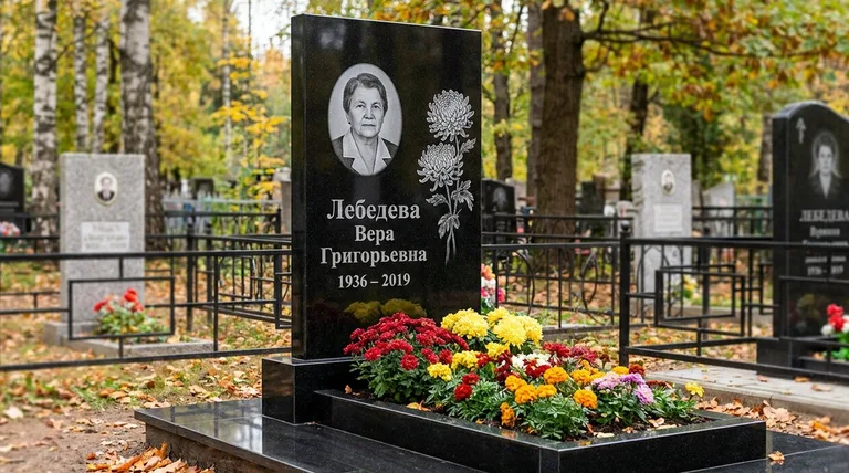 Памятник с гравировкой хризантем — выполненная работа «Лебедева» в Салехарде