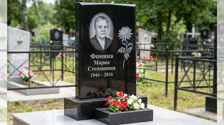 Памятник с гравировкой хризантем — выполненная работа «Фомина» в Салехарде