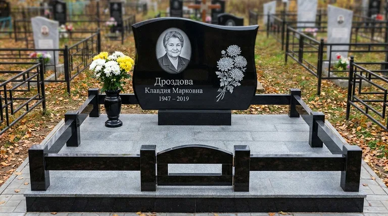 Памятник с гравировкой хризантем — выполненная работа «Дроздова» в Салехарде
