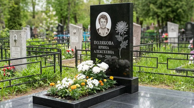Памятник с гравировкой хризантем — выполненная работа «Полякова» в Салехарде