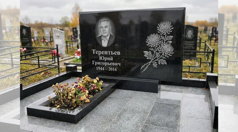 Памятник с гравировкой хризантем — выполненная работа «Терентьев» в Салехарде