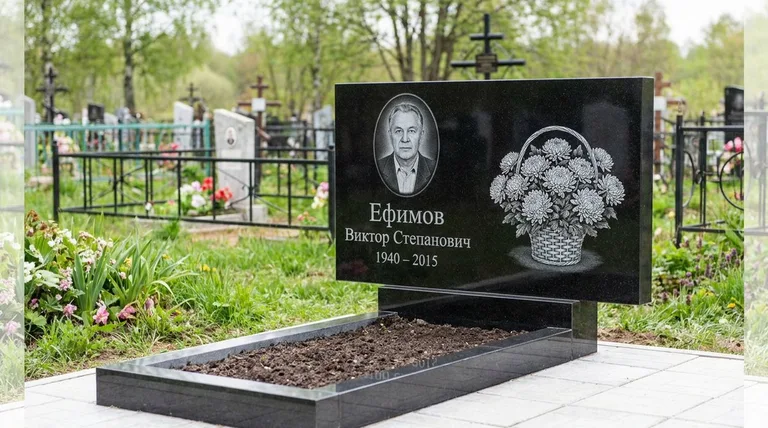 Памятник с гравировкой хризантем — выполненная работа «Ефимов» в Салехарде