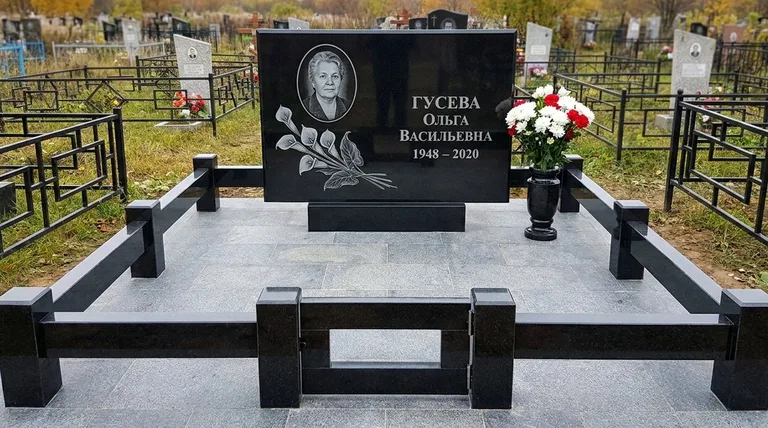 Памятник с гравировкой калл — выполненная работа «Гусева» в Салехарде