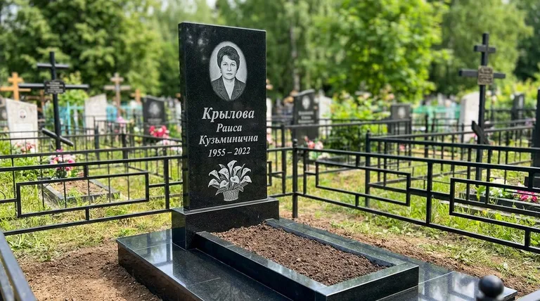 Памятник с гравировкой калл — выполненная работа «Крылова» в Салехарде