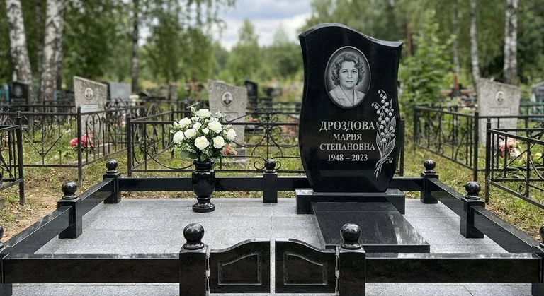 Памятник с гравировкой ландышей — выполненная работа «Дроздова» в Салехарде