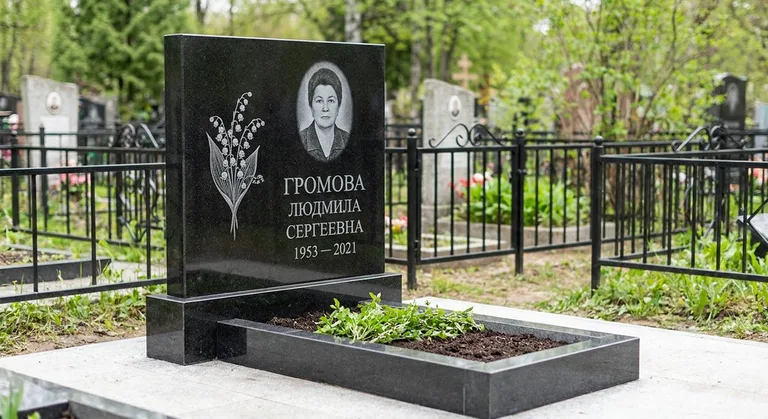 Памятник с гравировкой ландышей — выполненная работа «Громова» в Салехарде