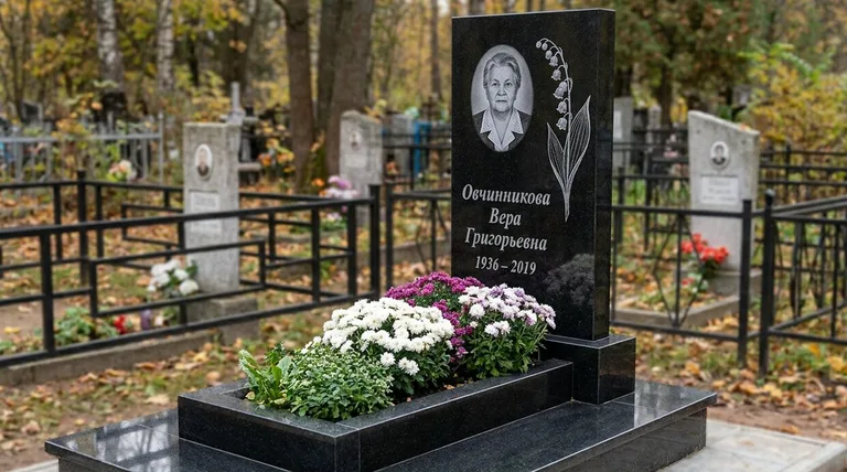 Памятник с гравировкой ландышей — выполненная работа «Овчинникова» в Салехарде