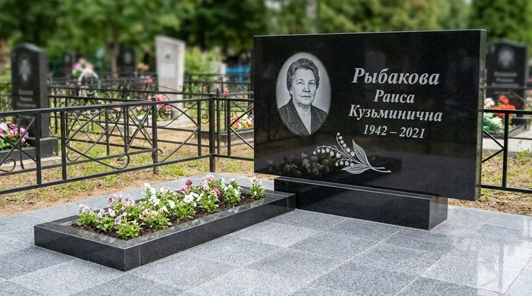 Памятник с гравировкой ландышей — выполненная работа «Рыбакова» в Салехарде