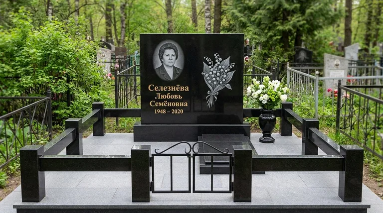 Памятник с гравировкой ландышей — выполненная работа «Селезнёва» в Салехарде