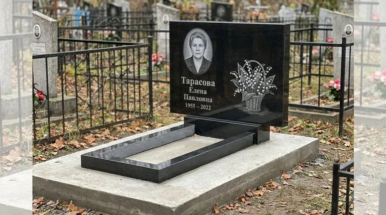 Памятник с гравировкой ландышей — выполненная работа «Тарасова» в Салехарде