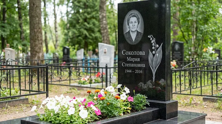 Памятник с гравировкой ландышей — выполненная работа «Соколова» в Салехарде