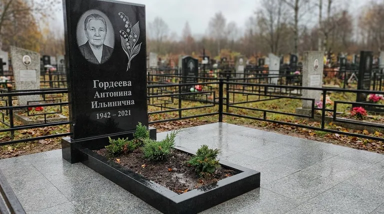 Памятник с гравировкой ландышей — выполненная работа «Гордеева» в Салехарде