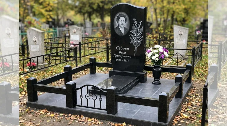 Памятник с гравировкой ландышей — выполненная работа «Седова» в Салехарде