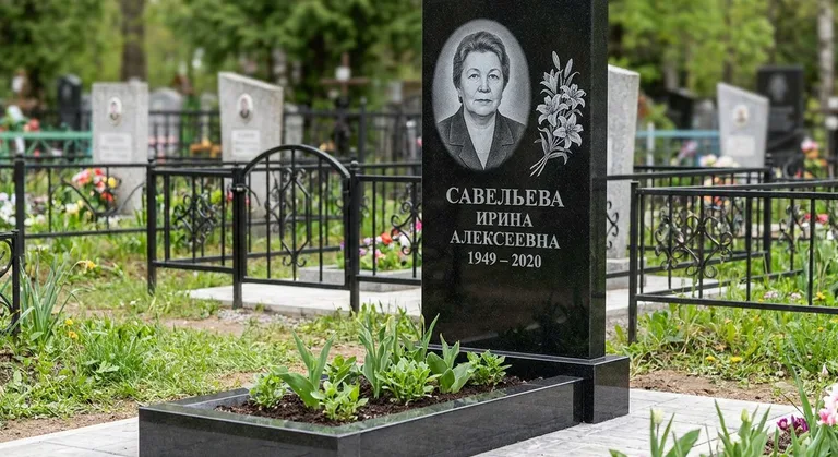 Памятник с гравировкой лилий — выполненная работа «Савельева» в Салехарде