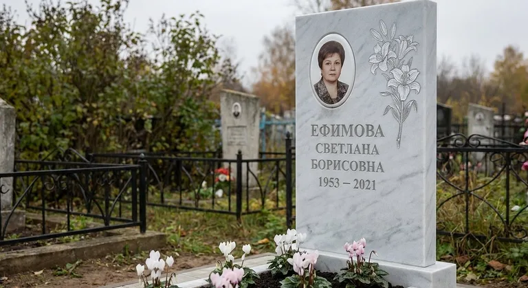 Памятник с гравировкой лилий — выполненная работа «Ефимова» в Салехарде