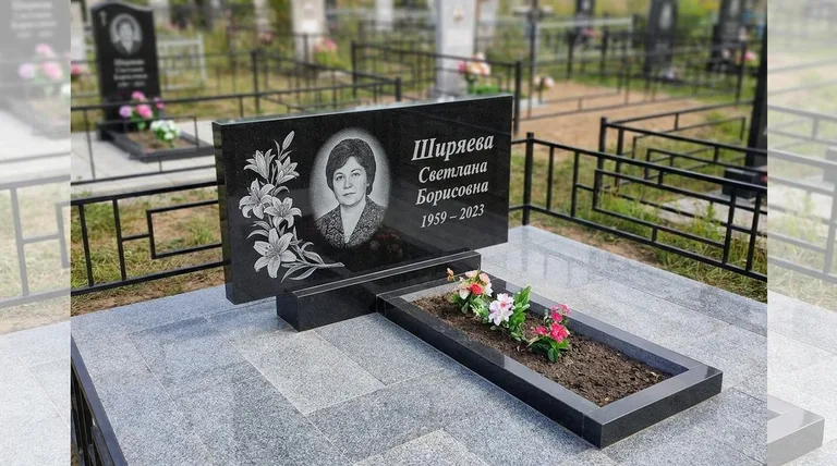 Памятник с гравировкой лилий — выполненная работа «Ширяева» в Салехарде