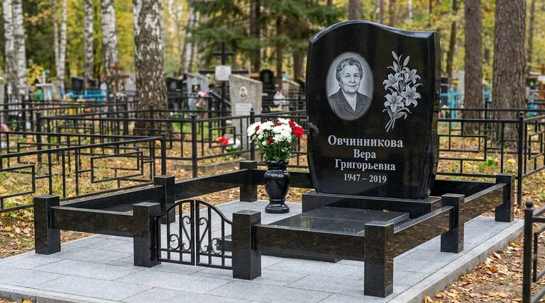 Памятник с гравировкой лилий — выполненная работа «Овчинникова» в Салехарде
