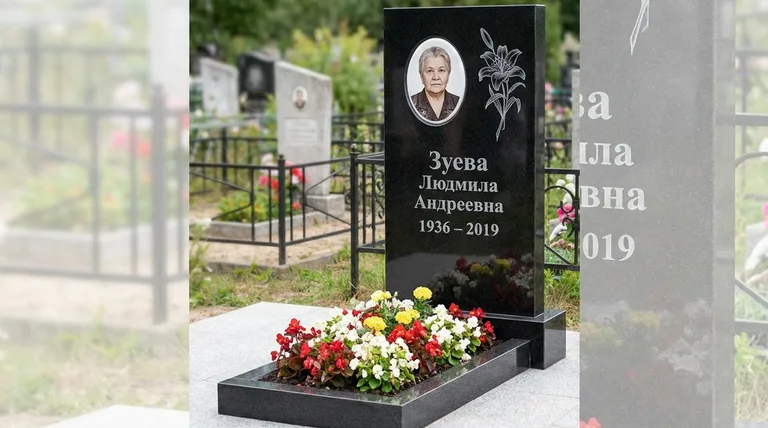 Памятник с гравировкой лилий — выполненная работа «Зуева» в Салехарде