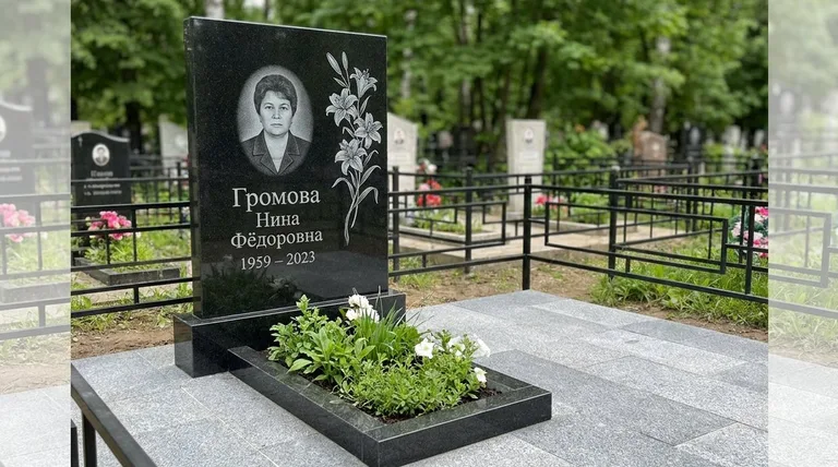 Памятник с гравировкой лилий — выполненная работа «Громова» в Салехарде