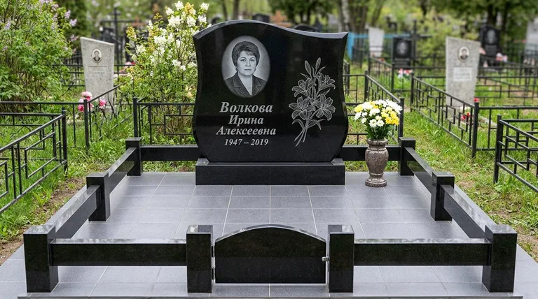 Памятник с гравировкой лилий — выполненная работа «Волкова» в Салехарде