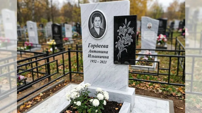 Памятник с гравировкой лилий — выполненная работа «Гордеева» в Салехарде