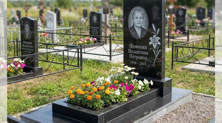 Памятник с гравировкой лилий — выполненная работа «Фомина» в Салехарде