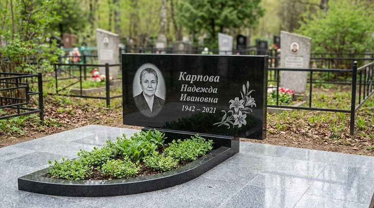 Памятник с гравировкой лилий — выполненная работа «Карпова» в Салехарде
