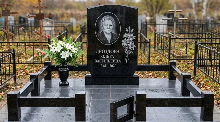 Памятник с гравировкой лилий — выполненная работа «Дроздова» в Салехарде