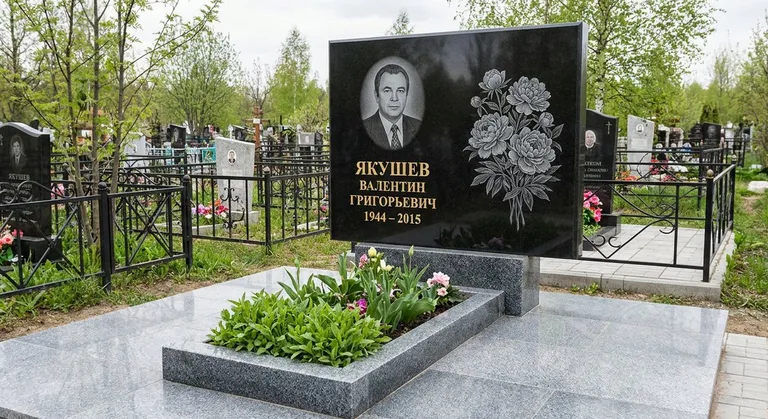 Памятник с гравировкой пионов — выполненная работа «Якушев» в Салехарде
