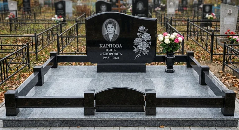 Памятник с гравировкой пионов — выполненная работа «Карпова» в Салехарде