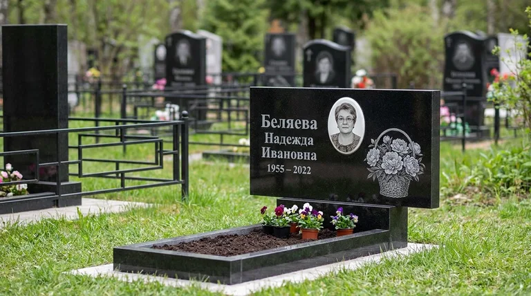 Памятник с гравировкой пионов — выполненная работа «Беляева» в Салехарде