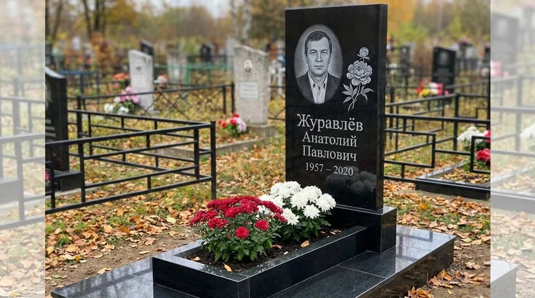 Памятник с гравировкой пионов — выполненная работа «Журавлёв» в Салехарде