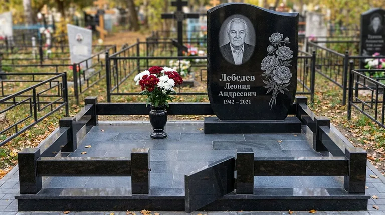 Памятник с гравировкой пионов — выполненная работа «Лебедев» в Салехарде