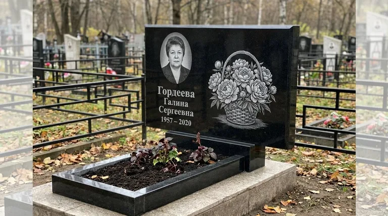 Памятник с гравировкой пионов — выполненная работа «Гордеева» в Салехарде