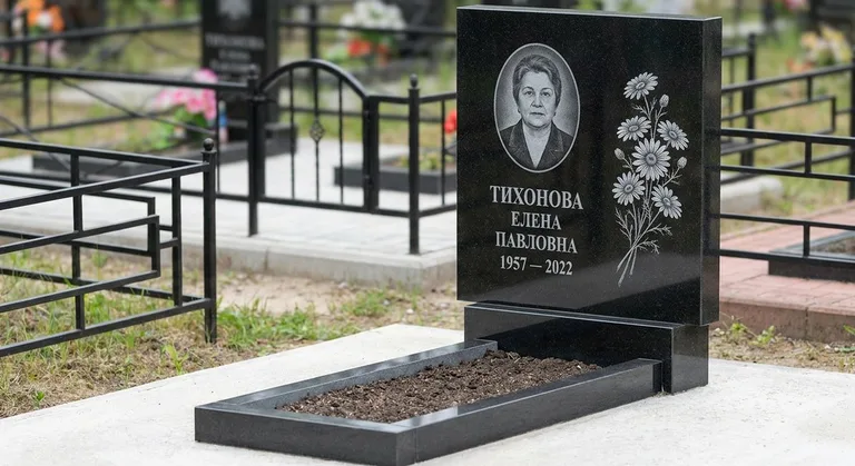 Памятник с гравировкой ромашек — выполненная работа «Тихонова» в Салехарде