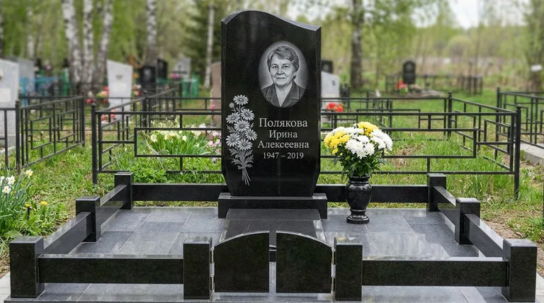 Памятник с гравировкой ромашек — выполненная работа «Полякова» в Салехарде